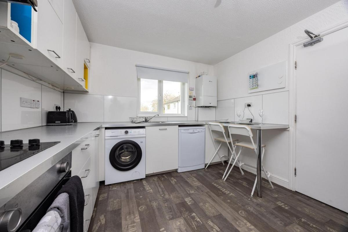 Holiday home Spacious 5br Retreat - Easy Access To Centre *