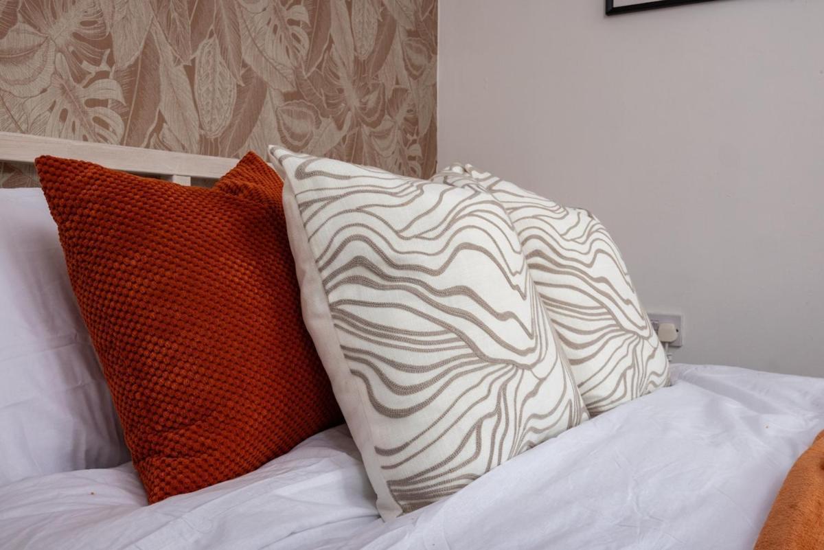 Holiday home Spacious 5br Retreat - Easy Access To Centre