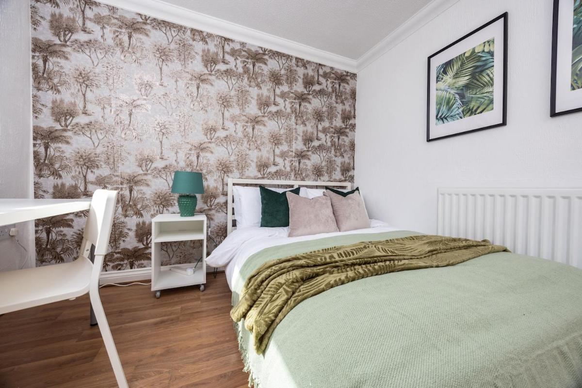 Holiday home Spacious 5br Retreat - Easy Access To Centre *