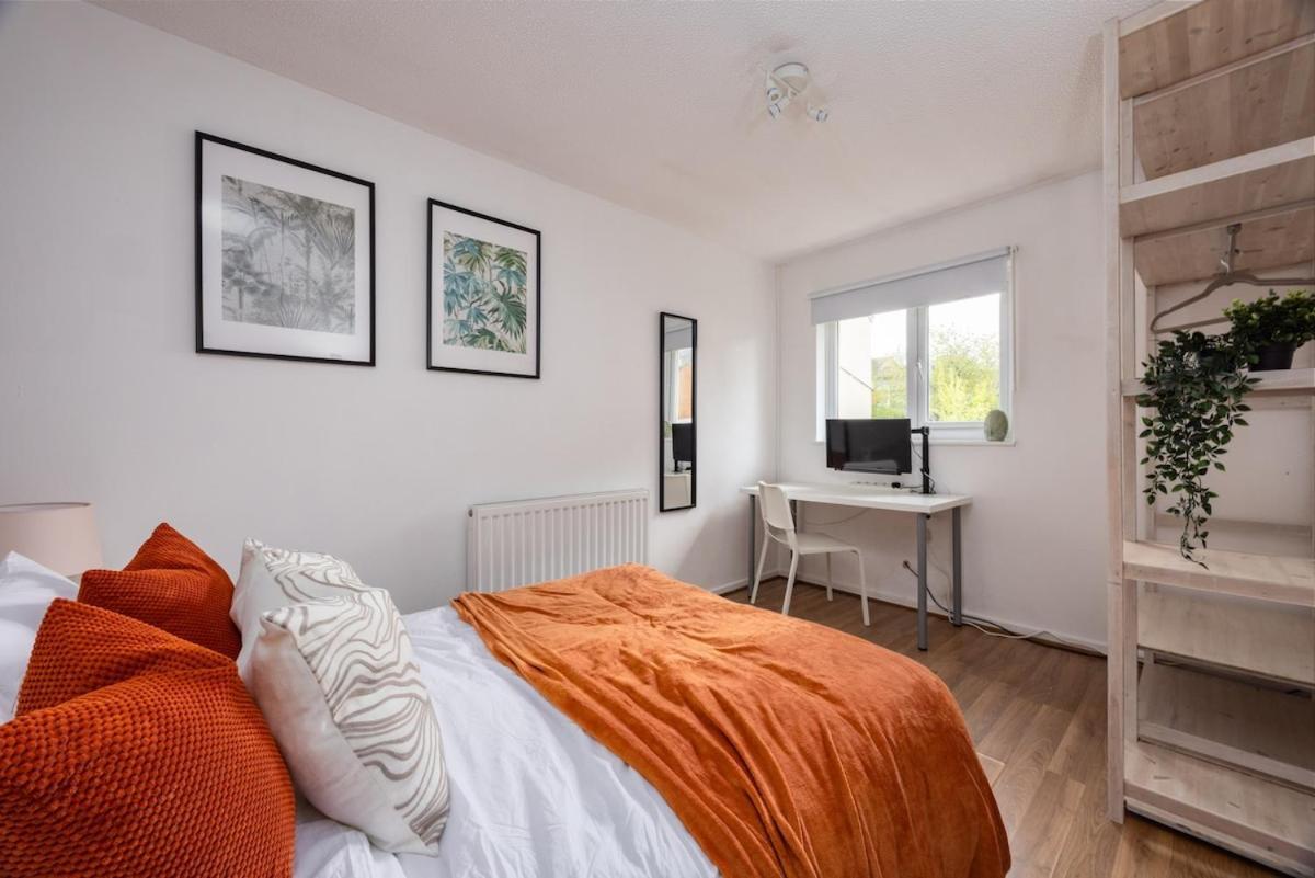 Spacious 5br Retreat - Easy Access To Centre Holiday home